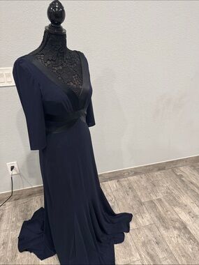 Kay Unger Elegant Navy V-Neck Evening Gown